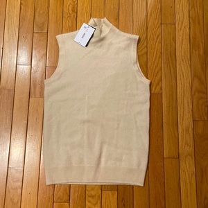 C by Bloomingdale’s cashmere turtles neck / mock neck cream sleeveless top
